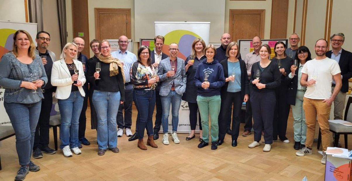 Eine Gruppe von Personen steht in einem Raum.