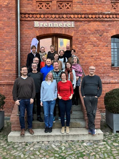 Eine Gruppe von Personen steht draußen.