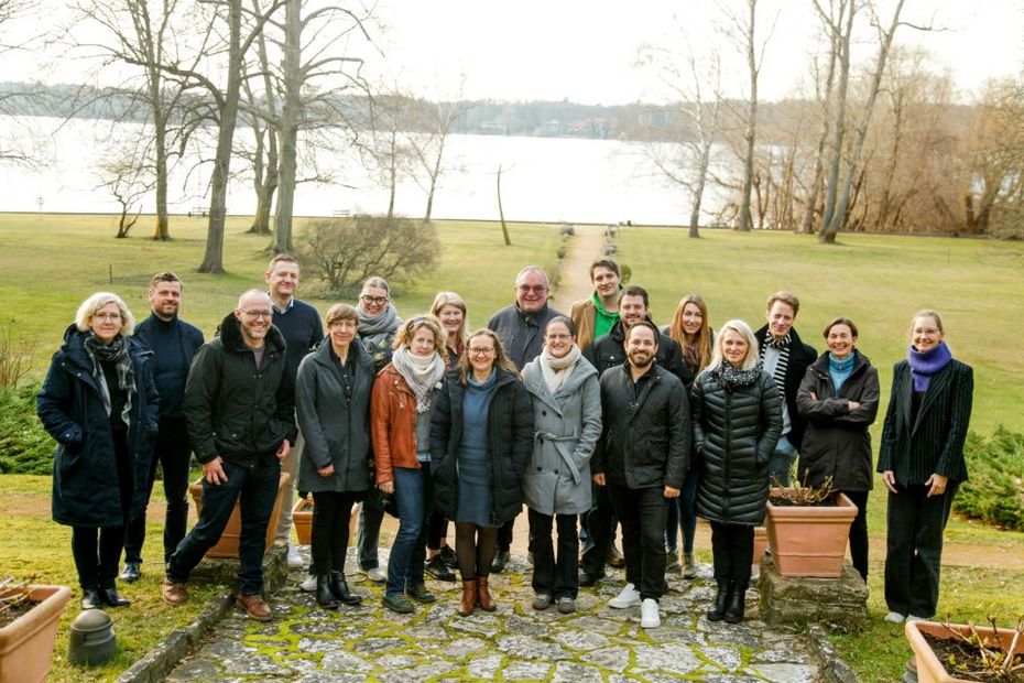 Eine Gruppe von Personen steht draußen.